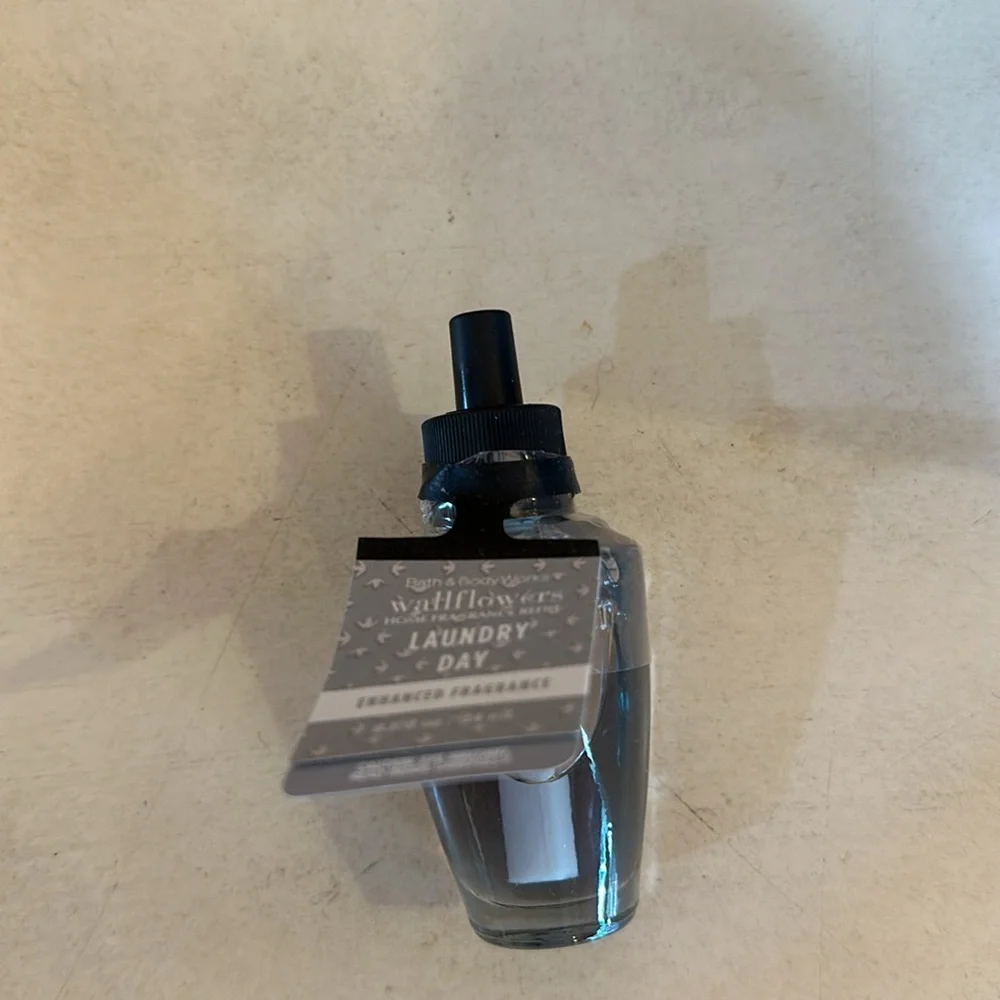 NWT set of 2 wallflowers essential oil diffuser fragrance refills.